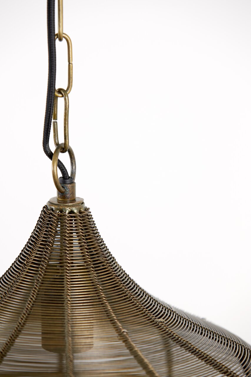 Nahaufnahme einer Hängeleuchte mit einem Drahtgeflecht-Design und einer Metallkette zur Aufhängung, von oben betrachtet.