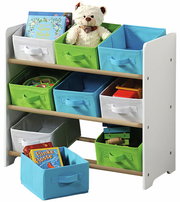 Weißes Aufbewahrungsregal mit bunten Stoffkörben, gefüllt mit Spielzeug und Büchern, aus einer leicht seitlichen Perspektive.