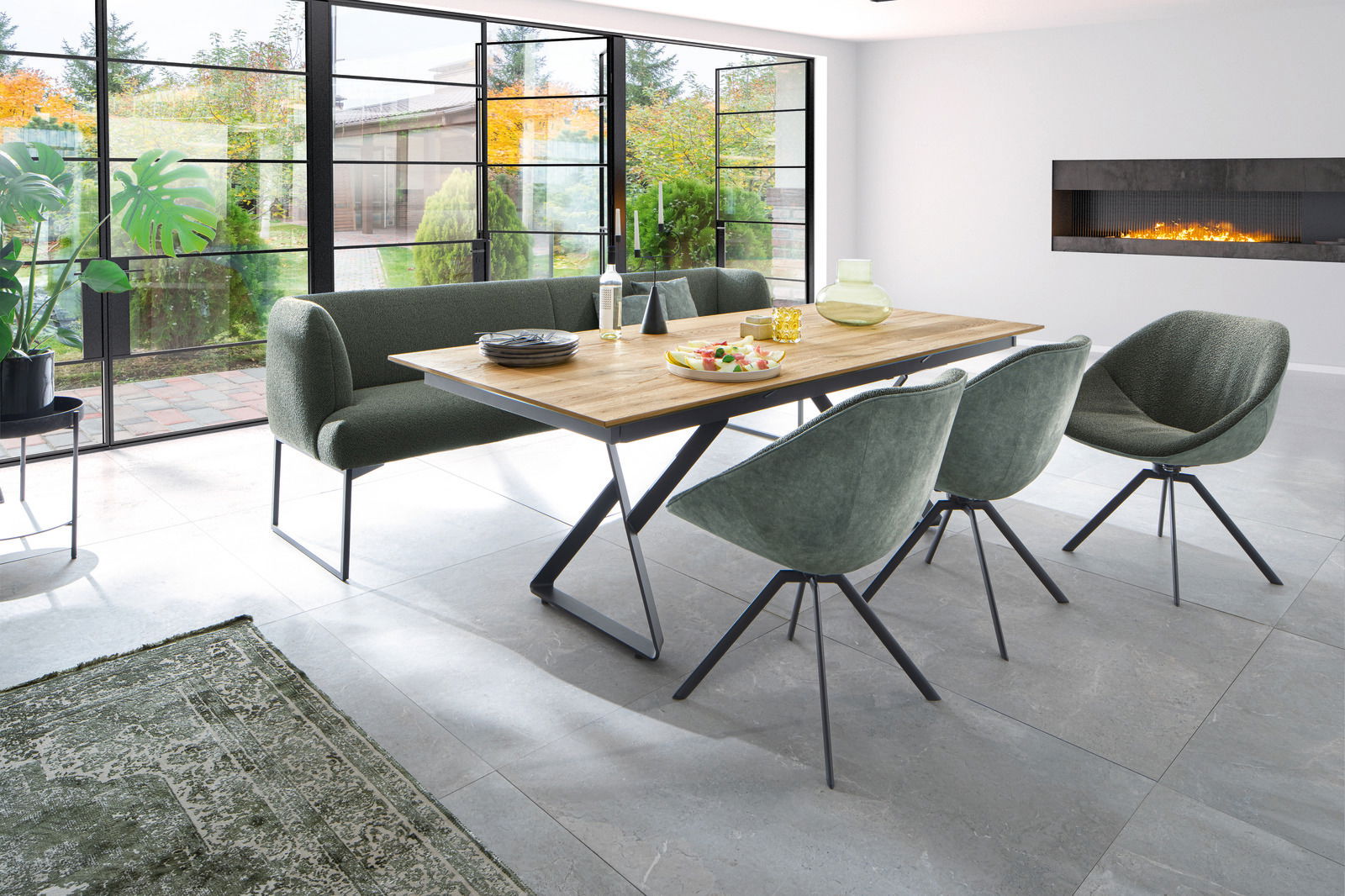 Moderne Esszimmerbank in einem hellen Raum mit großen Fenstern, neben einem Holztisch und stilvollen Stühlen, aus seitlicher Perspektive.