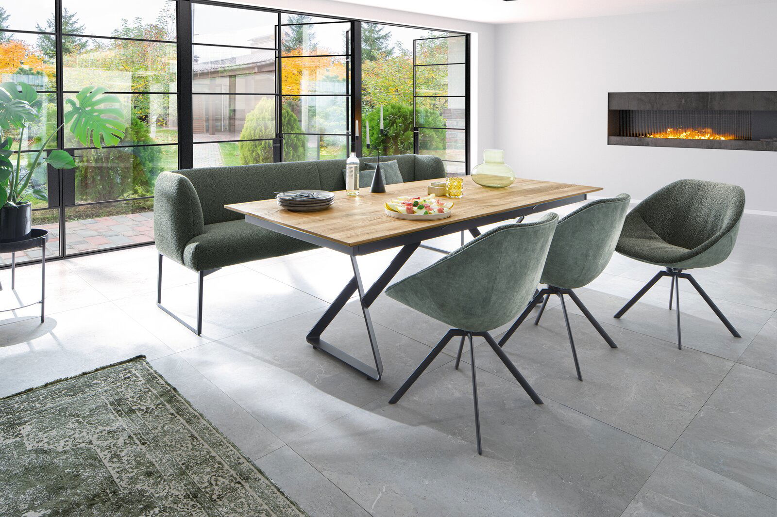 Moderne Esszimmerbank in einem hellen Raum mit großen Fenstern, neben einem Holztisch und stilvollen Stühlen, aus seitlicher Perspektive.