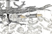 Nahaufnahme einer eleganten Deckenleuchte mit kristallklaren Anhängern und einem verzweigten, silbernen Metallrahmen.