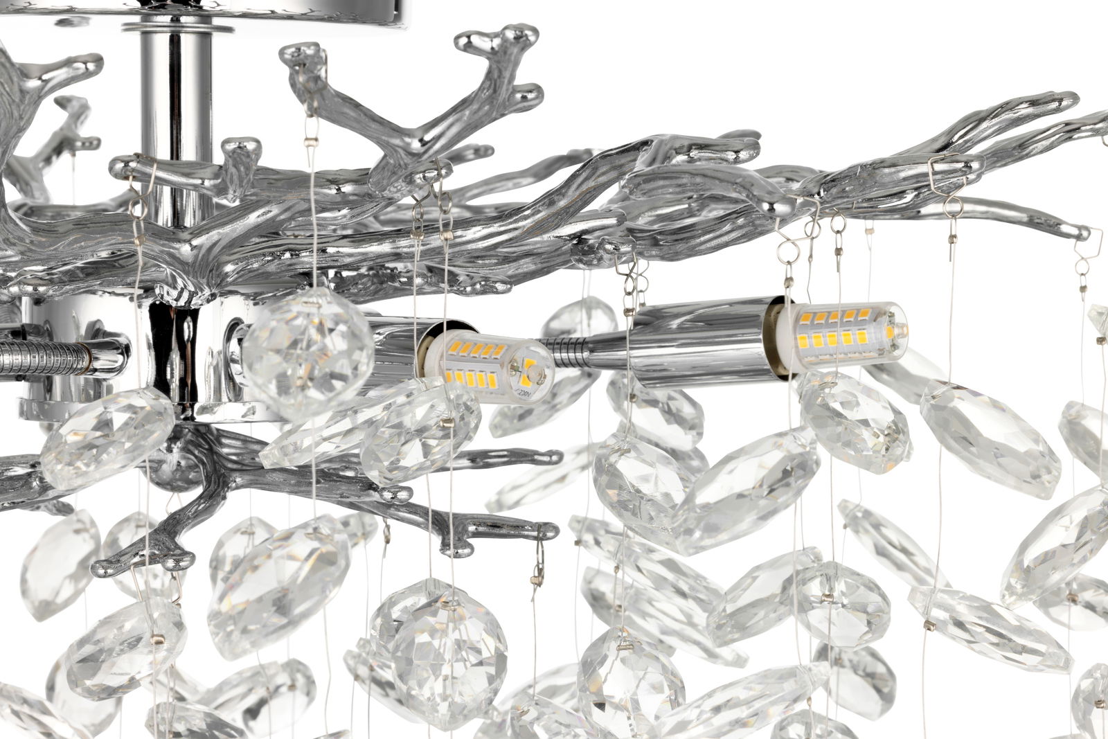 Nahaufnahme einer eleganten Deckenleuchte mit kristallklaren Anhängern und einem verzweigten, silbernen Metallrahmen.