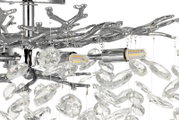 Nahaufnahme einer eleganten Deckenleuchte mit kristallklaren Anhängern und einem verzweigten, silbernen Metallrahmen.