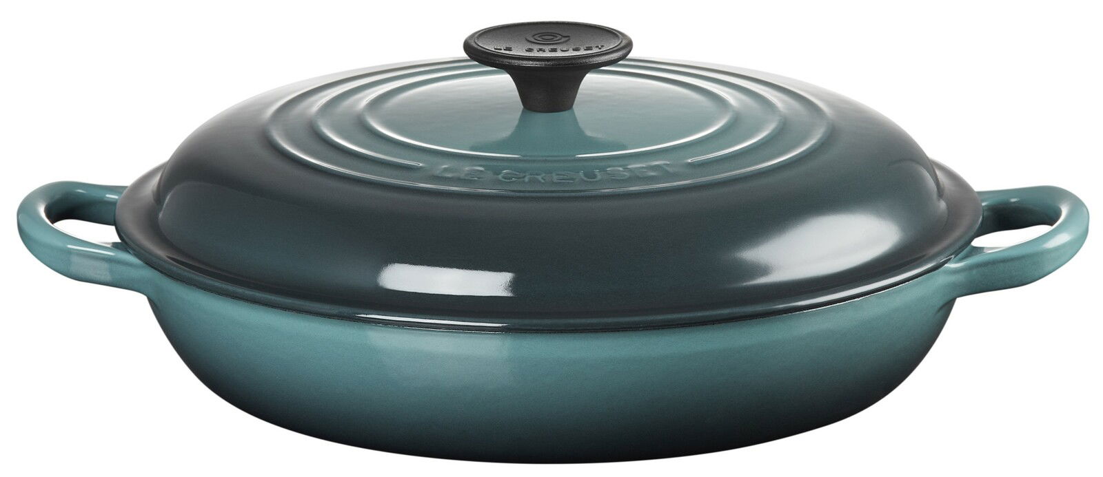 LE CREUSET Gourmet-professionele pan 26 cm Tradition OCEAN Servierpfanne 26cm Ocean in seitlicher Perspektive mit Deckel und zwei Griffen