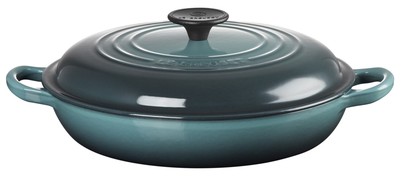 LE CREUSET Gourmet-Profitopf 26cm Tradition OCEAN Servierpfanne 26cm Ocean in seitlicher Perspektive mit Deckel und zwei Griffen