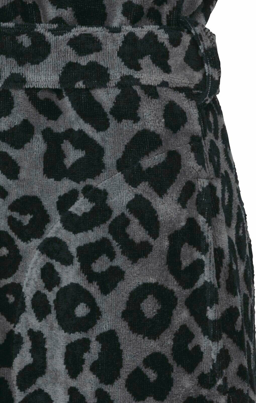 Nahaufnahme eines Bademantels mit grauem und schwarzem Leopardenmuster.