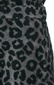 Nahaufnahme eines Bademantels mit grauem und schwarzem Leopardenmuster.