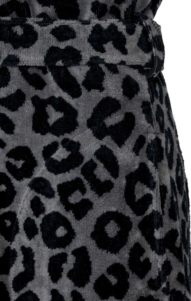 Nahaufnahme eines Bademantels mit grauem und schwarzem Leopardenmuster.