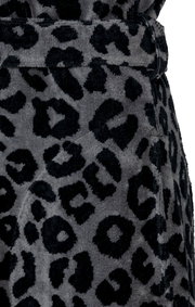 Nahaufnahme eines Bademantels mit grauem und schwarzem Leopardenmuster.