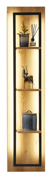 Holzregal mit drei Ablagen, dekoriert mit Pflanze, Duftstäbchen, Skulptur und Dose, frontal betrachtet.