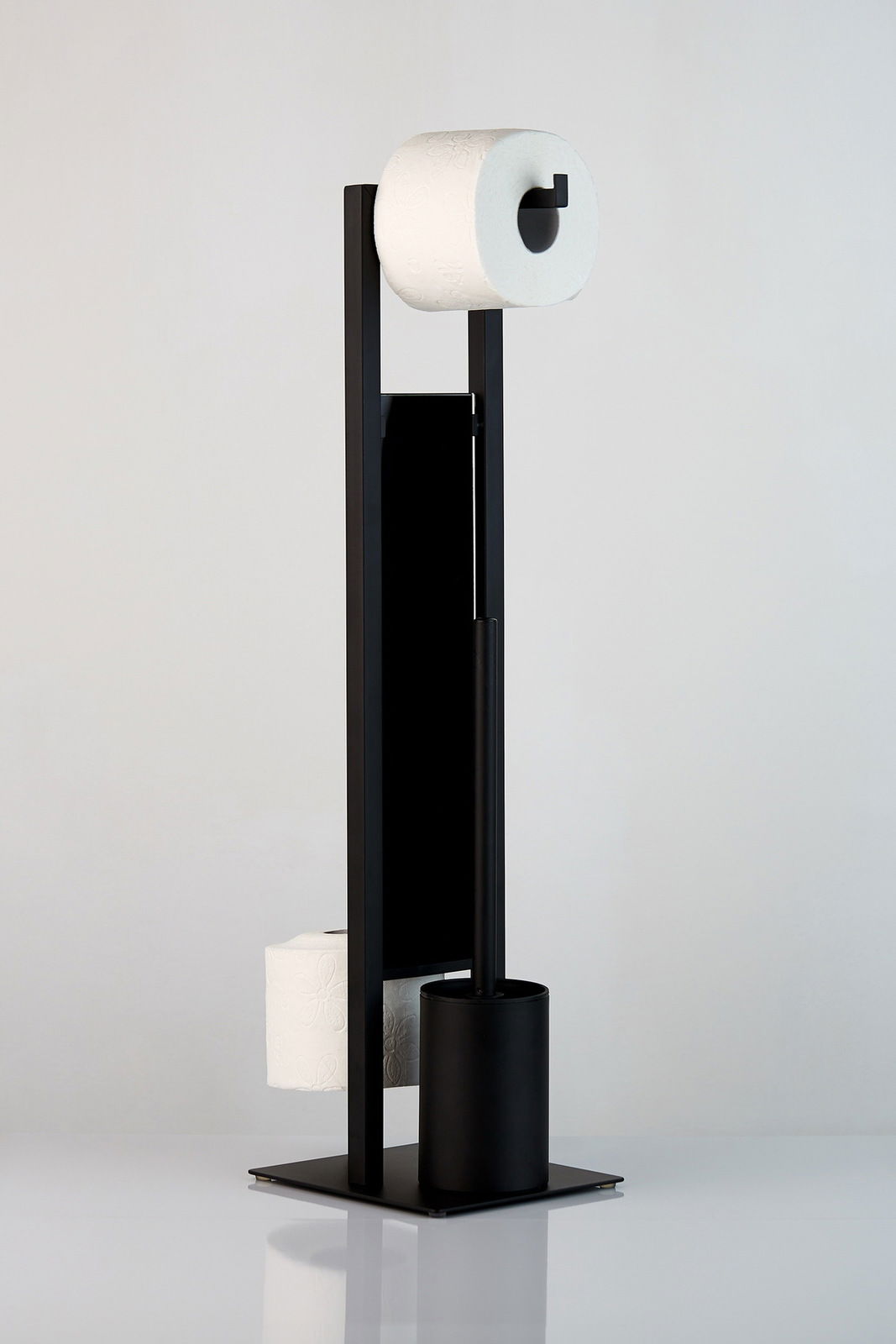 Schwarze Stand WC-Garnitur Rivalta mit Toilettenpapierhalter und Bürstenhalter, seitliche Perspektive