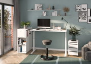 Moderner Arbeitsplatz mit höhenverstellbarem Schreibtisch, ergonomischem Hocker und Rollcontainer in einem stilvoll eingerichteten Raum, seitliche Perspektive.