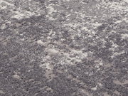 Nahaufnahme eines Designer-Teppichs mit grauem und weißem Muster, aus der Vogelperspektive fotografiert.