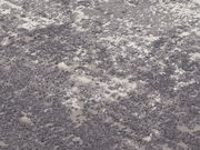 Nahaufnahme eines Designer-Teppichs mit grauem und weißem Muster, aus der Vogelperspektive fotografiert.