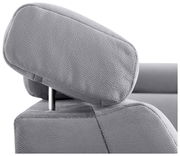 Nahaufnahme einer grauen Kopfstütze auf einem Sofa, seitliche Perspektive