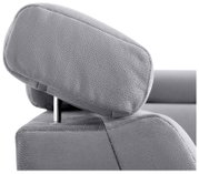 Nahaufnahme einer grauen Kopfstütze auf einem Sofa, seitliche Perspektive