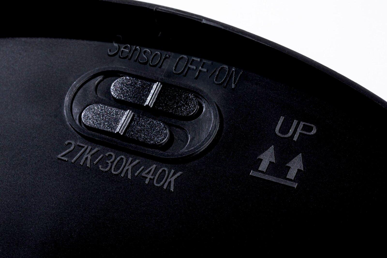 Detailaufnahme aus schräger Draufsicht: schwarzes Bedienfeld mit Schiebeschalter „Sensor OFF/ON“ sowie Farbtemperatur-Markierung 27K/30K/40K und UP-Pfeilsymbol.