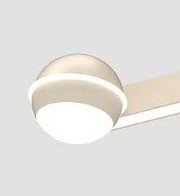 Crèmekleurige plafondventilator met ronde geïntegreerde ledlamp, schuin van onderen gezien