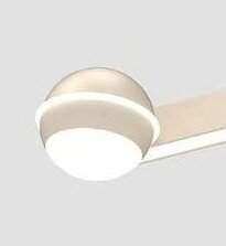 Crèmekleurige plafondventilator met ronde geïntegreerde ledlamp, schuin van onderen gezien