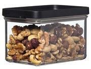 Rechteckige Vorratsdose Omnia mit schwarzem Deckel, gefüllt mit Nüssen, seitliche Perspektive