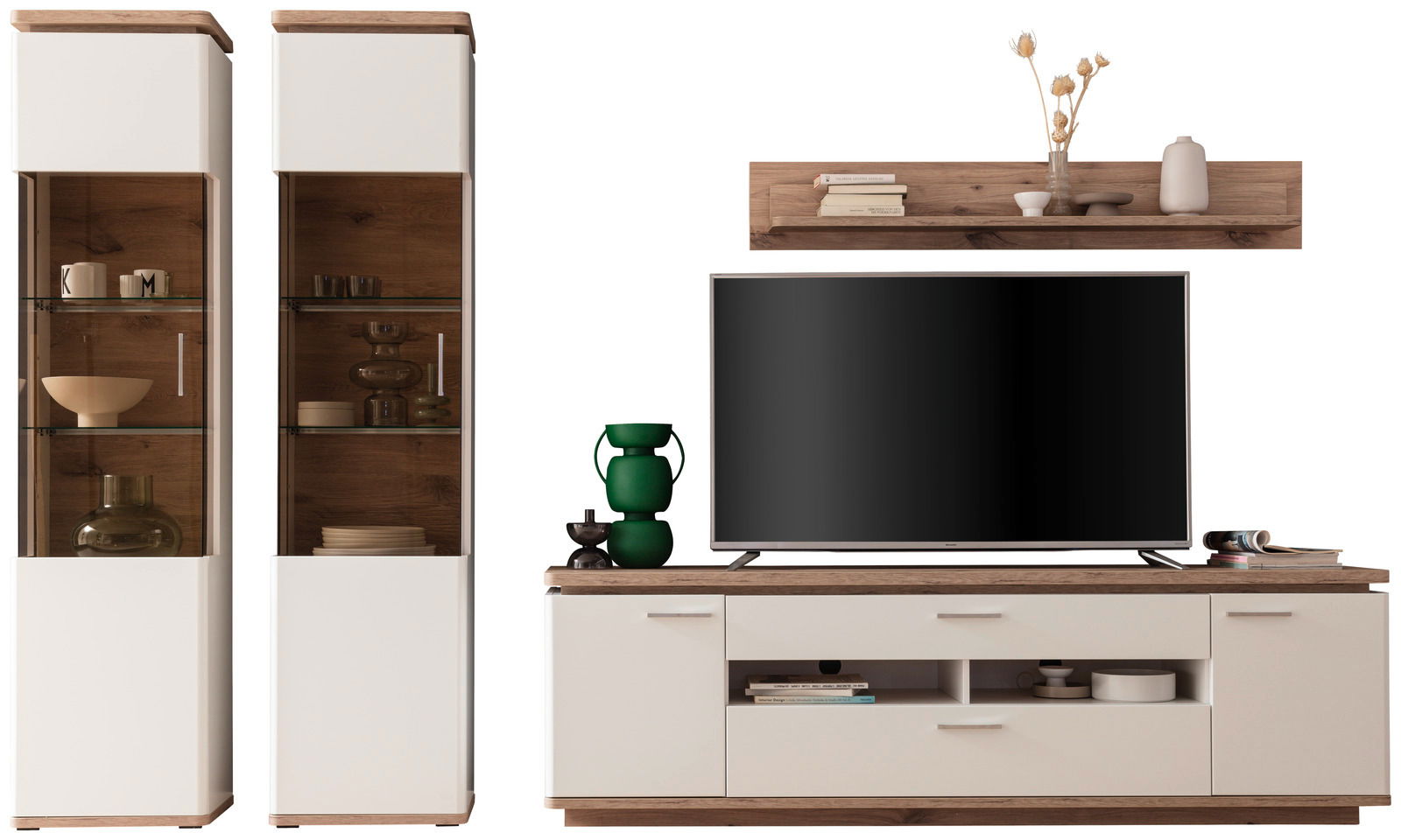 Moderne Wandkombination mit zwei hohen Vitrinen, einem TV-Schrank und einem Wandregal in Holzoptik und Weiß, frontal betrachtet.