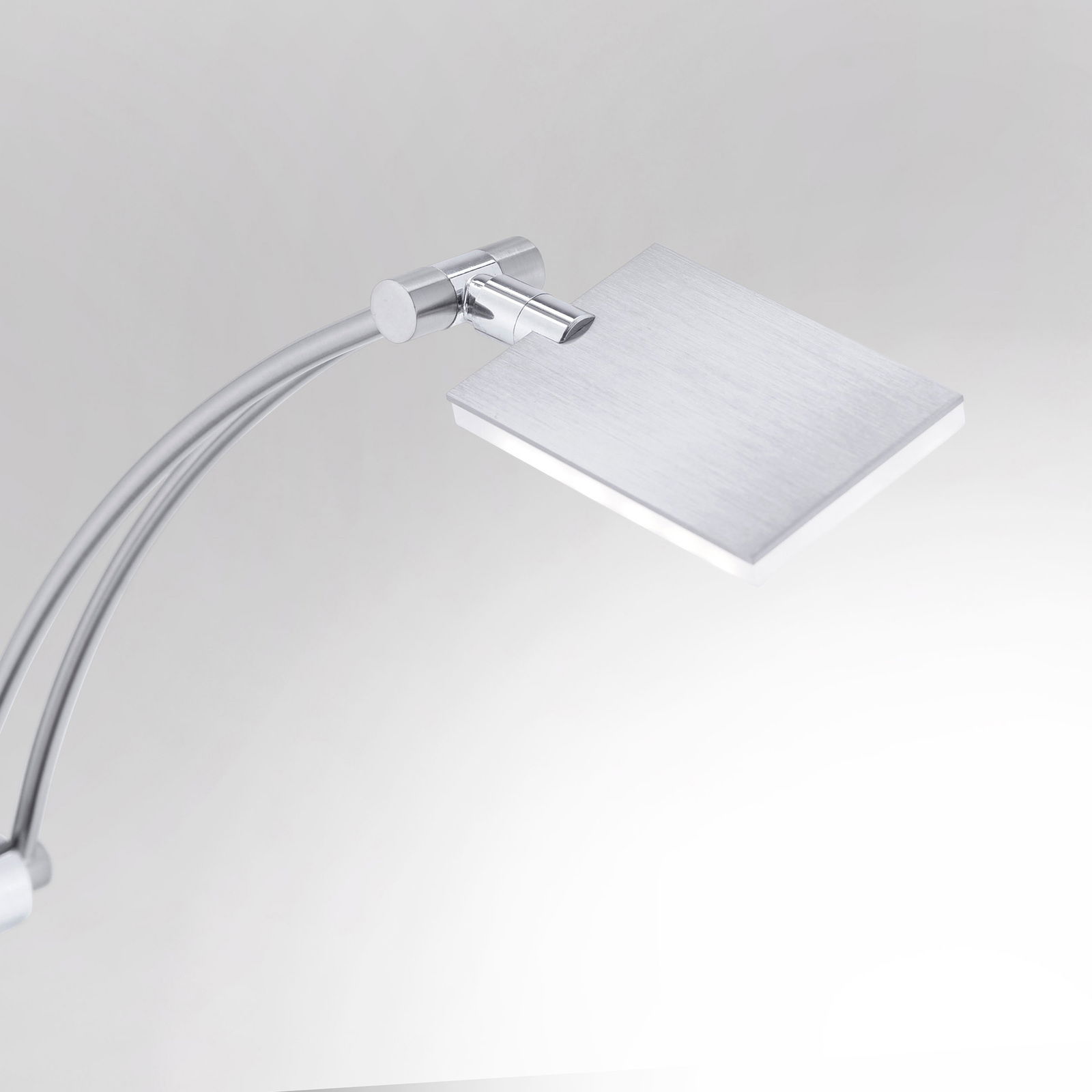 Moderne LED-Stehleuchte mit gebogenem Arm und rechteckigem Lampenschirm, seitliche Perspektive