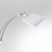 Moderne LED-Stehleuchte mit gebogenem Arm und rechteckigem Lampenschirm, seitliche Perspektive