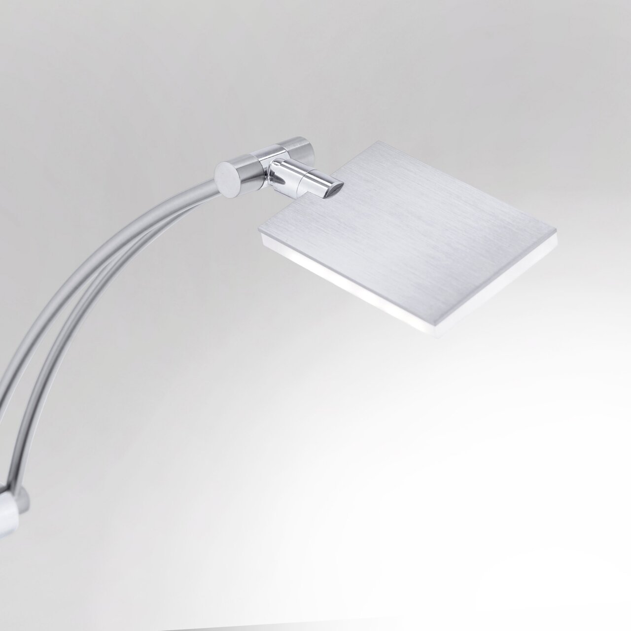 Moderne LED-Stehleuchte mit gebogenem Arm und rechteckigem Lampenschirm, seitliche Perspektive