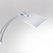 Moderne LED-Stehleuchte mit gebogenem Arm und rechteckigem Lampenschirm, seitliche Perspektive