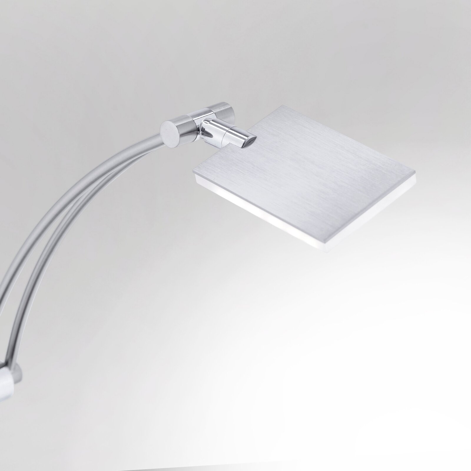 Moderne LED-Stehleuchte mit gebogenem Arm und rechteckigem Lampenschirm, seitliche Perspektive