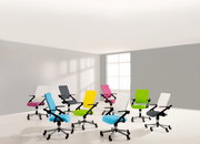 Eine Gruppe von bunten Jugenddrehstühlen in einem hellen Raum, aus einer leicht erhöhten Perspektive fotografiert.