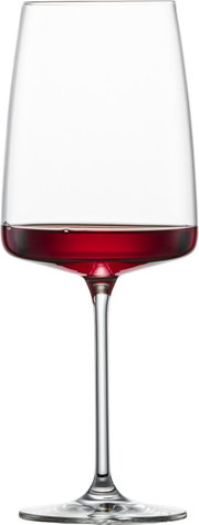 Weinglas mit rotem Wein, seitliche Perspektive