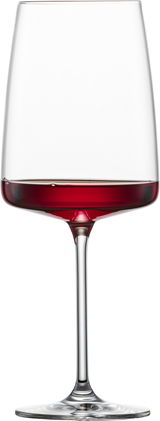 Weinglas mit rotem Wein, seitliche Perspektive