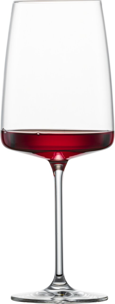 Weinglas mit rotem Wein, seitliche Perspektive