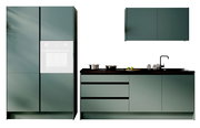 Moderner Küchenblock in mattem Grün mit Schränken, Arbeitsplatte und Spüle, frontal betrachtet.