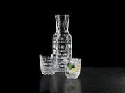 Wasserset bestehend aus einer Karaffe und zwei Gläsern mit strukturiertem Glasdesign, seitliche Perspektive
