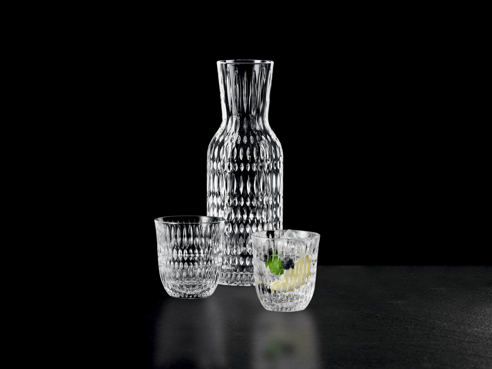 Wasserset bestehend aus einer Karaffe und zwei Gläsern mit strukturiertem Glasdesign, seitliche Perspektive