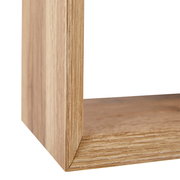 Nahaufnahme eines hölzernen Wandregals mit sichtbarer Maserung, Perspektive von der Ecke.