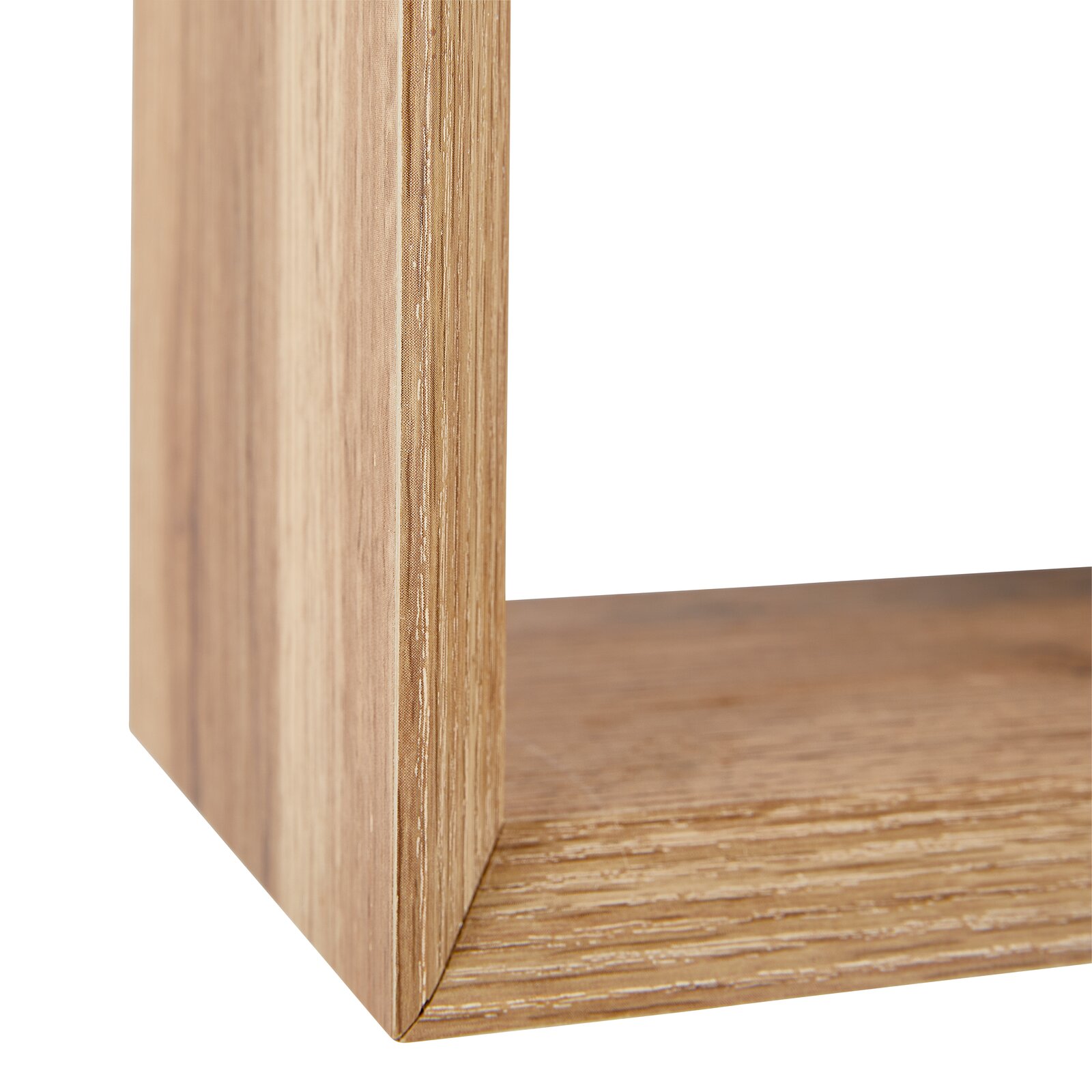 Nahaufnahme eines hölzernen Wandregals mit sichtbarer Maserung, Perspektive von der Ecke.