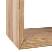 Nahaufnahme eines hölzernen Wandregals mit sichtbarer Maserung, Perspektive von der Ecke.