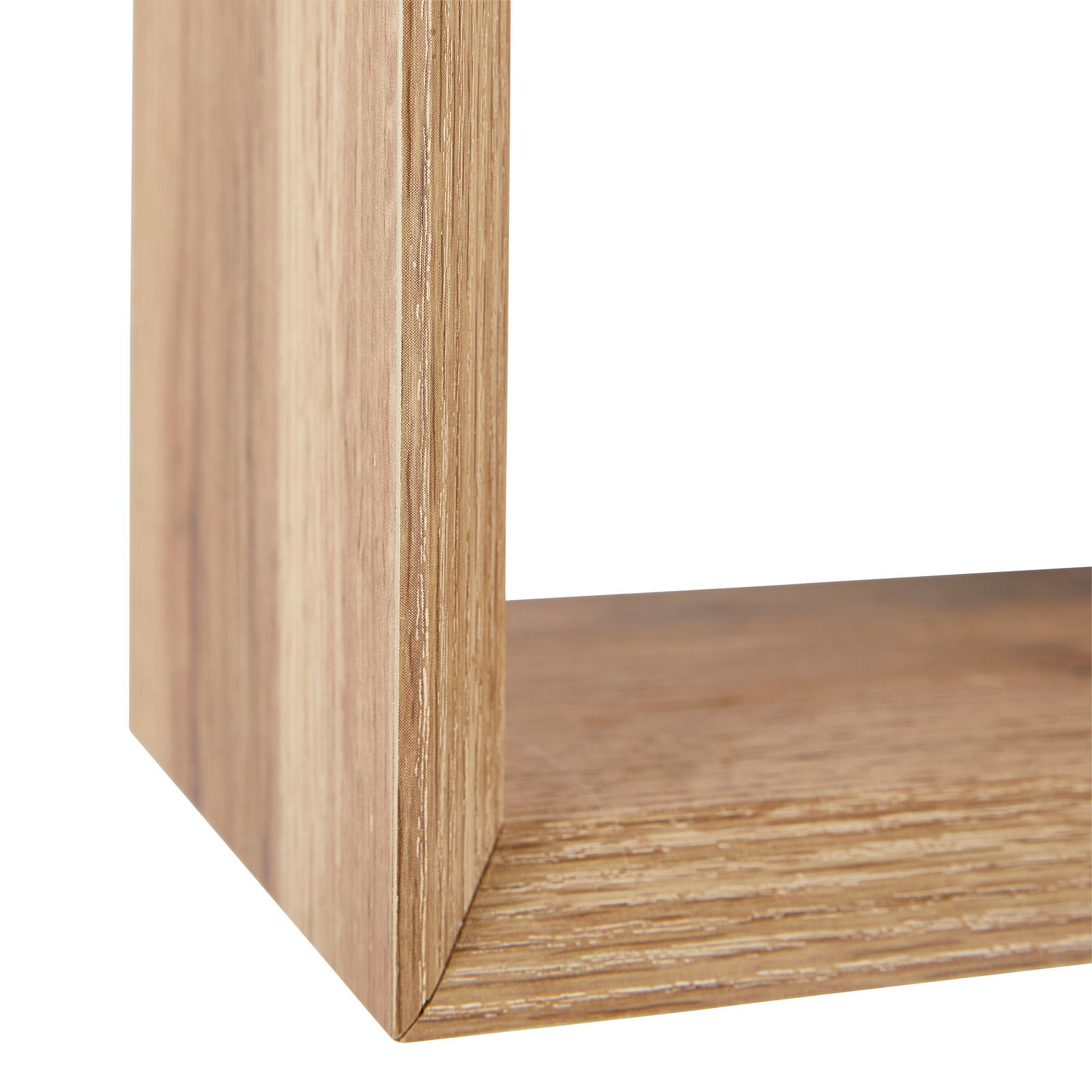 Nahaufnahme eines hölzernen Wandregals mit sichtbarer Maserung, Perspektive von der Ecke.