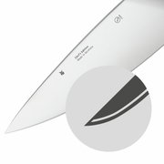 Nahaufnahme eines Küchenmessers der Chef's Edition, hergestellt in Deutschland, mit Fokus auf die Klinge.