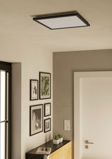 Moderne LED-Deckenleuchte ROVITO-R in quadratischer Form, von unten betrachtet, in einem stilvoll eingerichteten Raum.
