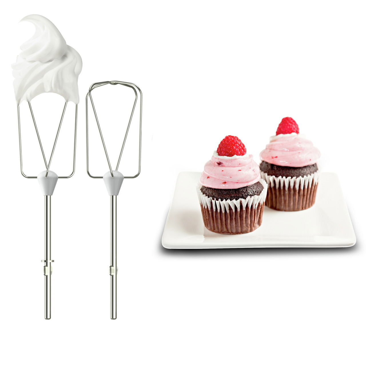 Zwei Rührbesen eines Handmixers, einer mit Sahne bedeckt, neben einem Teller mit zwei Cupcakes, aus der Seitenperspektive.