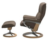 Seitliche Ansicht eines braunen Einzelsessels mit passendem Hocker, beide mit Holz- und Metallgestell.