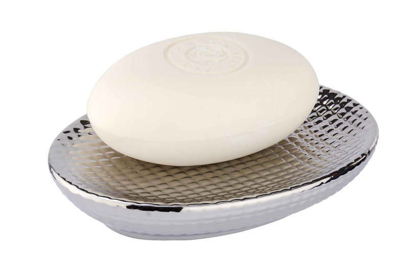 Keramik Seifenablage Dakar in Silber mit ovaler Form, darauf liegend ein Stück weiße Seife, seitliche Perspektive