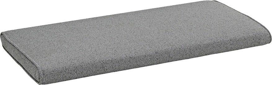 Graues, rechteckiges Kissenpolster mit abgerundeter Ecke, in schräger Seitenansicht von vorne auf weißem Hintergrund