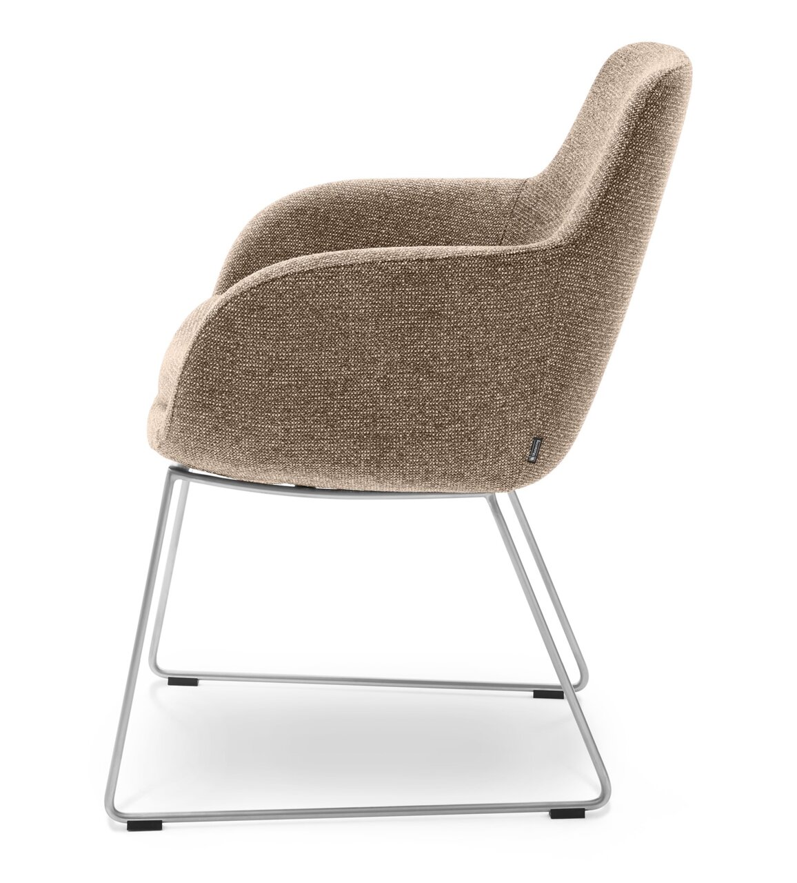 Seitenansicht eines modernen Armlehnstuhls mit braunem Stoffbezug und schlankem Metallgestell.