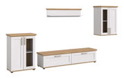 Wohnkombination in Weiß mit Holzoberflächen, bestehend aus einem niedrigen TV-Schrank, einem hohen Schrank und einem Hängeschrank, aus frontaler Perspektive.