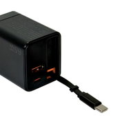 Schwarzes USB-Ladegerät mit orangefarbenen Anschlüssen und eingestecktem USB-C-Kabel, gezeigt in schräger Nahaufnahme von der Seite/Front auf weißem Hintergrund